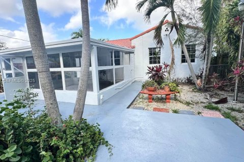 Casa en alquiler en Miami, Florida, 2 dormitorios, 130.53 m2 № 1993761 - foto 24