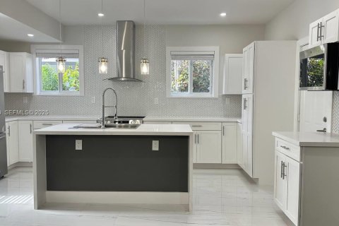 Casa en alquiler en Miami, Florida, 2 dormitorios, 130.53 m2 № 1993761 - foto 8