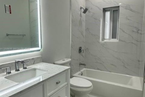 Casa en alquiler en Miami, Florida, 2 dormitorios, 130.53 m2 № 1993761 - foto 18