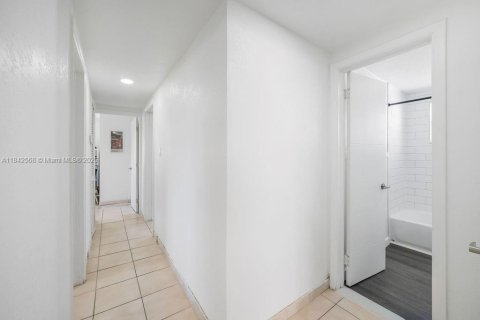 House in Miami, Florida 4 bedrooms, 133.04 sq.m. № 1836702 - photo 8
