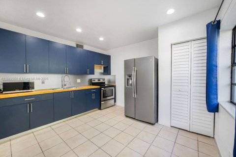 House in Miami, Florida 4 bedrooms, 133.04 sq.m. № 1836702 - photo 4