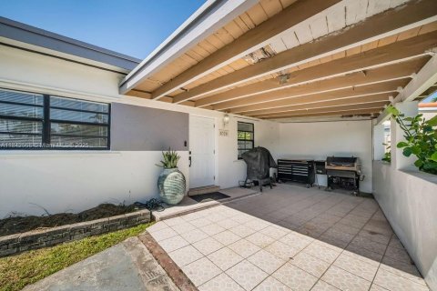 House in Miami, Florida 4 bedrooms, 133.04 sq.m. № 1836702 - photo 21