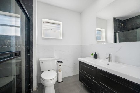 House in Miami, Florida 4 bedrooms, 133.04 sq.m. № 1836702 - photo 14