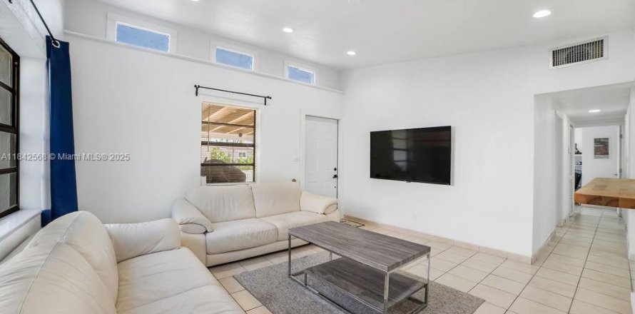 House in Miami, Florida 4 bedrooms, 133.04 sq.m. № 1836702