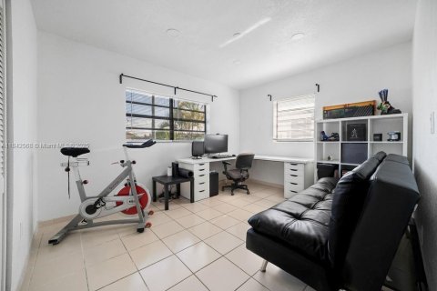 House in Miami, Florida 4 bedrooms, 133.04 sq.m. № 1836702 - photo 17
