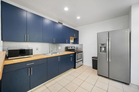 House in Miami, Florida 4 bedrooms, 133.04 sq.m. № 1836702 - photo 7