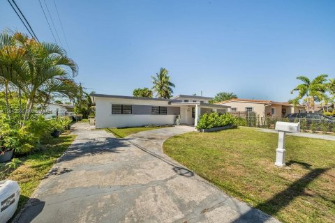 House in Miami, Florida 4 bedrooms, 133.04 sq.m. № 1836702 - photo 23