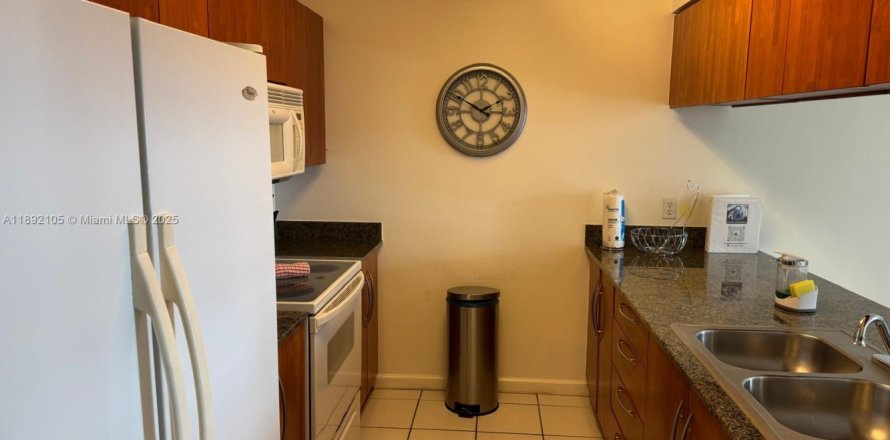 Кондоминиум с 1 спальней в Майами, Флорида № 2012428