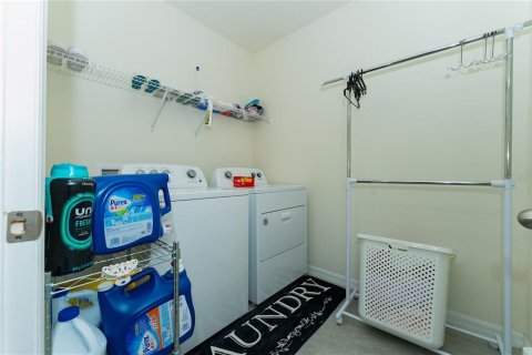 Townhouse in Plant City, Florida 5 bedrooms, 234.3 sq.m. № 1908114 - photo 14
