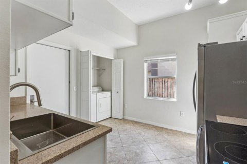 House in Orlando, Florida 3 bedrooms, 107.12 sq.m. № 2393858 - photo 7