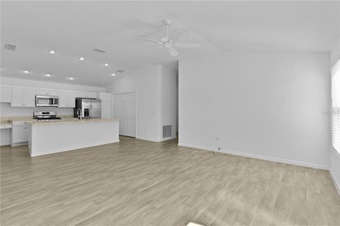House in The Villages, Florida 2 bedrooms, 113.62 sq.m. № 1792079 - photo 4