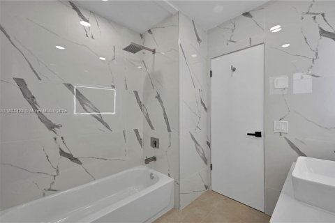 House in Hollywood, Florida 4 bedrooms, 157.19 sq.m. № 1790117 - photo 13
