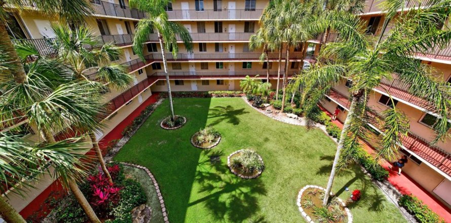 Condominio en Coral Springs, Florida, 2 dormitorios № 2249442