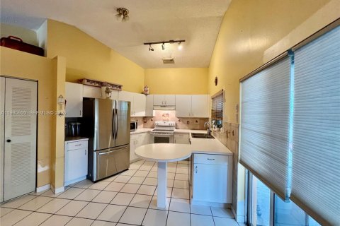 Casa en venta en Pembroke Pines, Florida, 3 dormitorios, 163.88 m2 № 2047867 - foto 21