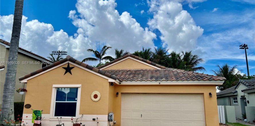 Casa en Pembroke Pines, Florida 3 dormitorios, 163.88 m2 № 2047867