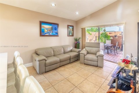 Casa en venta en Miami, Florida, 3 dormitorios, 151.52 m2 № 1688633 - foto 12