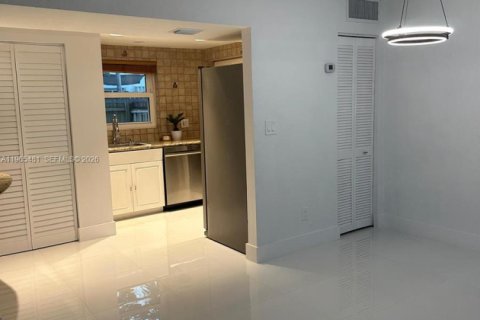 Townhouse in Miami, Florida 3 bedrooms, 126.81 sq.m. № 2027116 - photo 10