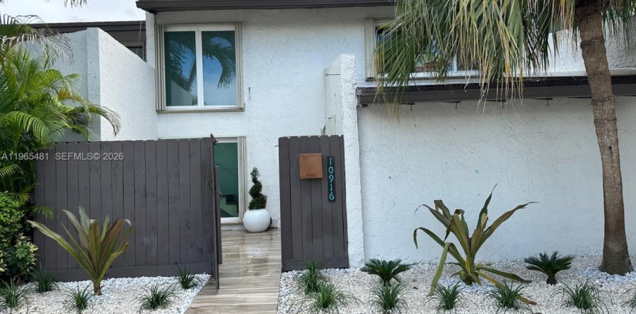 Townhouse in Miami, Florida 3 bedrooms, 126.81 sq.m. № 2027116