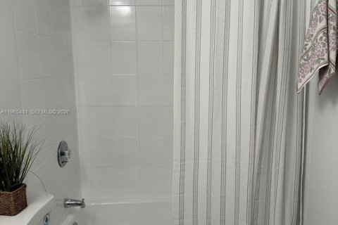 Townhouse in Miami, Florida 3 bedrooms, 126.81 sq.m. № 2027116 - photo 24