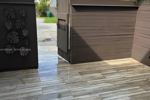 Townhouse in Miami, Florida 3 bedrooms, 126.81 sq.m. № 2027116 - photo 2