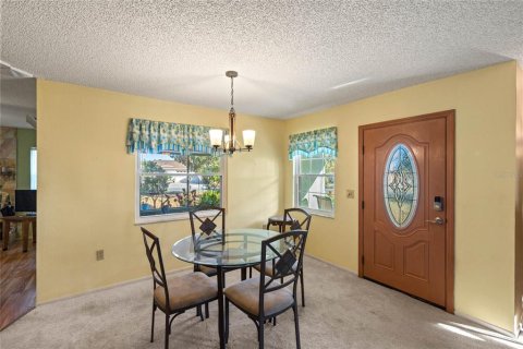 House in Fruitland Park, Florida 3 bedrooms, 135.17 sq.m. № 1639694 - photo 12
