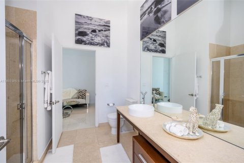 Condo in Miami, Florida, 2 bedrooms  № 2061426 - photo 12