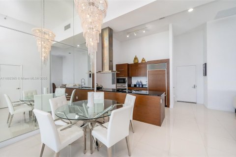 Condo in Miami, Florida, 2 bedrooms  № 2061426 - photo 5