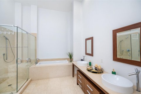 Condo in Miami, Florida, 2 bedrooms  № 2061426 - photo 11