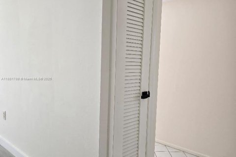 Купить кондоминиум в Санрайз, Флорида 1 спальня, 59.46м2, № 1942456 - фото 16