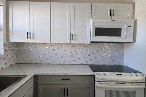 Купить кондоминиум в Санрайз, Флорида 1 спальня, 59.46м2, № 1942456 - фото 2