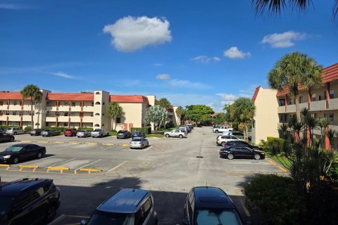 Купить кондоминиум в Санрайз, Флорида 1 спальня, 59.46м2, № 1942456 - фото 1