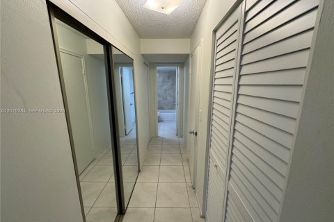 Condo in Miami, Florida, 1 bedroom  № 2073104 - photo 6