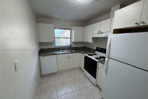 Condo in Miami, Florida, 1 bedroom  № 2073104 - photo 2