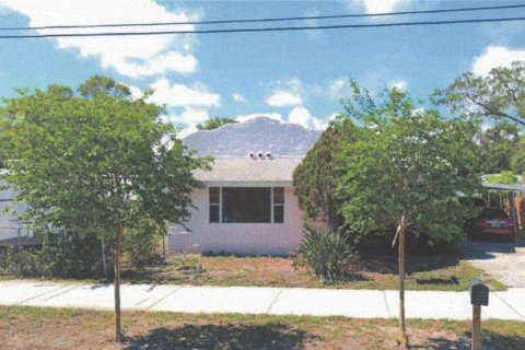 House in Largo, Florida 3 bedrooms, 130.43 sq.m. № 1716662 - photo 1