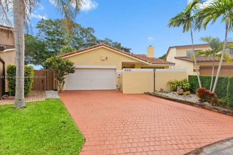 Купить виллу или дом в Майами, Флорида 3 спальни, 167.87м2, № 1974051 - фото 1