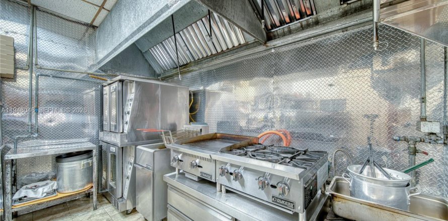 Immobilier commercial à Hialeah Gardens, Floride № 2004077