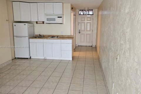 Condo in Ormond Beach, Florida № 1979905 - photo 2