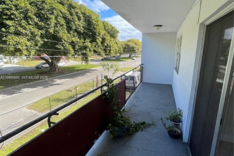 Copropriété à louer à North Miami, Floride: 2 chambres, 82.31 m2 № 2044921 - photo 6