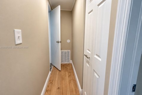 House in Deerfield Beach, Florida 3 bedrooms, 80.27 sq.m. № 2402514 - photo 6