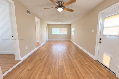 House in Deerfield Beach, Florida 3 bedrooms, 80.27 sq.m. № 2402514 - photo 8