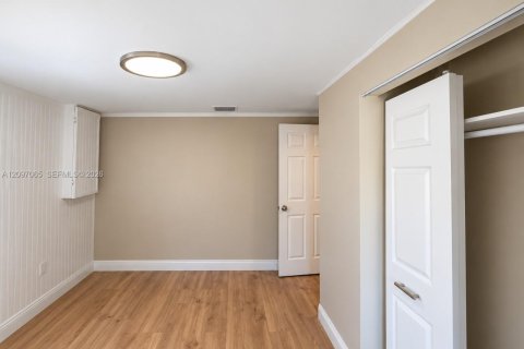 House in Deerfield Beach, Florida 3 bedrooms, 80.27 sq.m. № 2402514 - photo 3