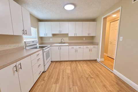 House in Deerfield Beach, Florida 3 bedrooms, 80.27 sq.m. № 2402514
