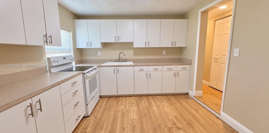 House in Deerfield Beach, Florida 3 bedrooms, 80.27 sq.m. № 2402514