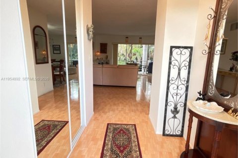 Condo in Hallandale Beach, Florida, 2 bedrooms № 2079389 - photo 5