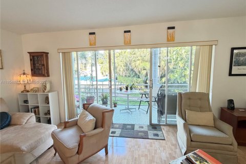 Condo in Hallandale Beach, Florida, 2 bedrooms № 2079389 - photo 12