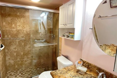 Condo in Hallandale Beach, Florida, 2 bedrooms № 2079389 - photo 18