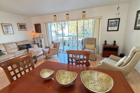 Condo in Hallandale Beach, Florida, 2 bedrooms № 2079389 - photo 10