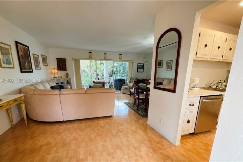 Condo in Hallandale Beach, Florida, 2 bedrooms № 2079389 - photo 7