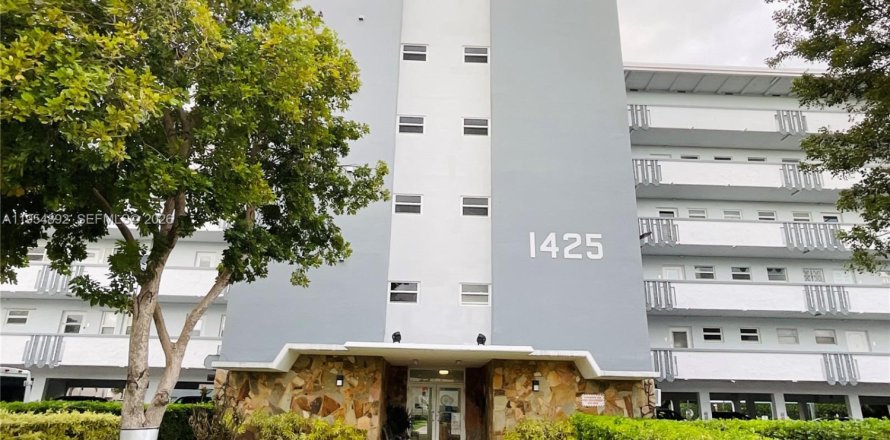 Condo in Hallandale Beach, Florida, 2 bedrooms № 2079389
