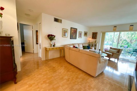 Condo in Hallandale Beach, Florida, 2 bedrooms № 2079389 - photo 8